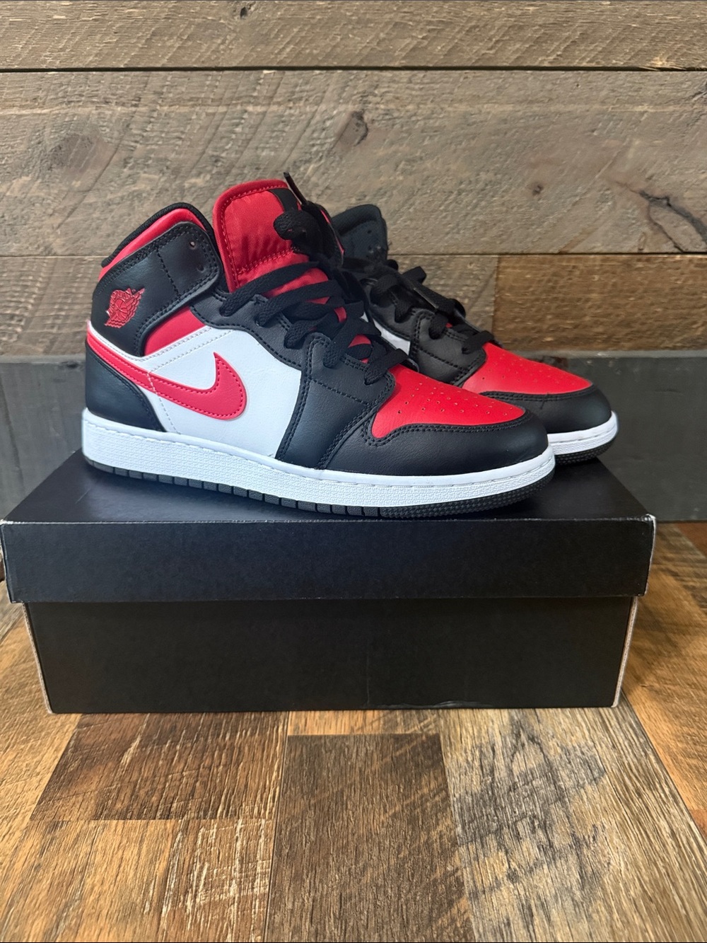 Air Jordan 1 Mid GS Black Fire Red White 7Y 554725-079 w/ Box